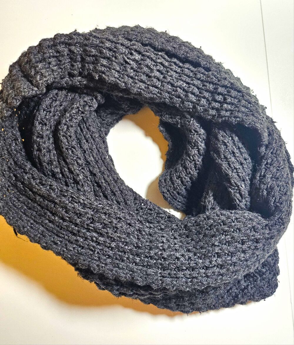 ALDO Unisex Gray Knit Infinity Circle Scarf Really Warm Goos For Fall Winter